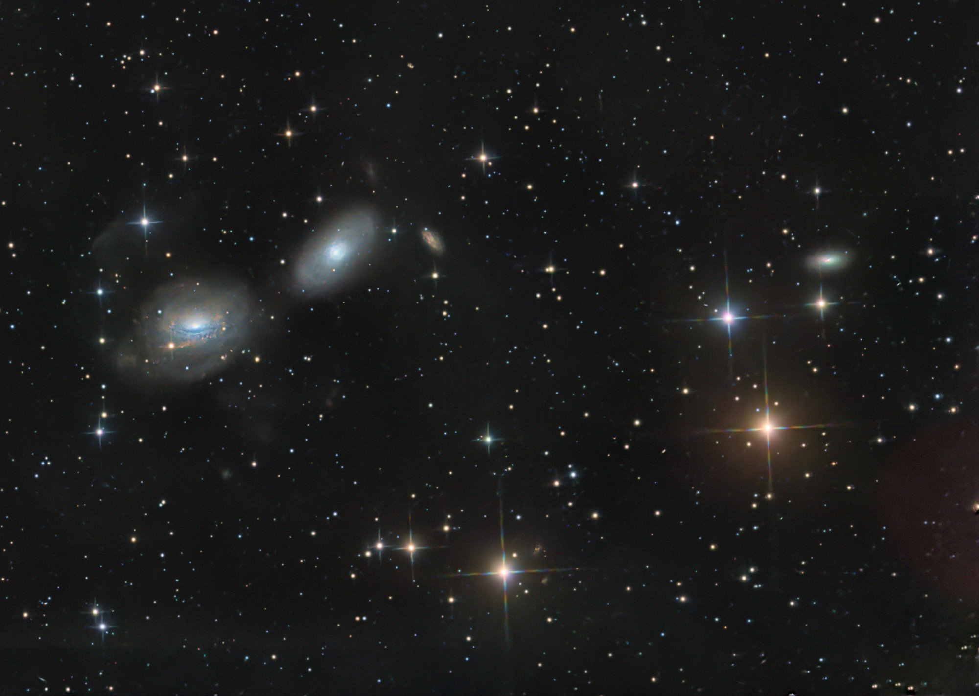 Die Spiralgalaxie NGC 3169 links ist etwa 70 Millionen Lichtjahre entfernt und intergagiert mit der benachbarten Galaxie NGC 3166. Die beiden Galaxien werden am Ende zu einer verschmelzen.